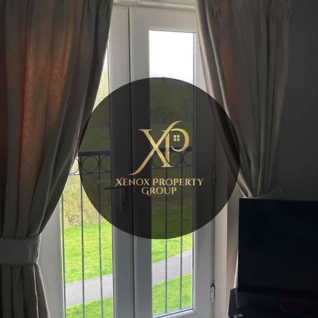 Peaceful 3 Bedroom Flat With A View Near Hospitals-Free Parking نيوكاسل أندر ليم المظهر الخارجي الصورة