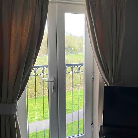 Peaceful 3 Bedroom Flat With A View Near Hospitals-Free Parking نيوكاسل أندر ليم المظهر الخارجي الصورة